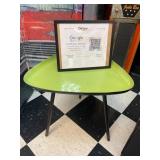 1 LOT: (1) BLACK & GREEN SIDE TABLE & (1) BLACK FR