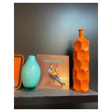 1 LOT: BLACK SHELF INCLUDING CONTENTS, (2) VASES &