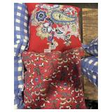 1 LOT OF (2) ASSORTED THROW PILLOWS