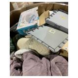 1 LOT (PALLET) BEDDING GOODS AND HOUSEHOLD GOODS.
