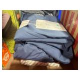 1 LOT OF (2) ASSORTED BEDDING GOODS