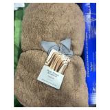 1 LOT OF (2) ASSORTED BEDDING GOODS