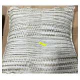 DECORATIVE PILLOW, 22 X 22-INCH