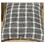 ACCENT PILLOW 22 IN X 22 IN.