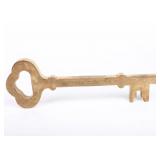 A LARGE BRASS SYMBOLIC SYNAGOGUE KEY TO THE CONGREGATION OHAV EMETH ANSHE UNGARN. American, 1927.