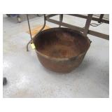 IRON POT W/CRACK