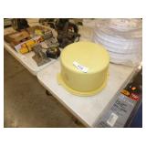 TUPPERWARE CAKE CARRIER