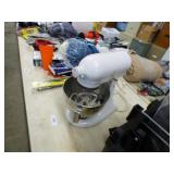 KITCHEN AID STAND MIXER WITH 3 BEATERS WORKS