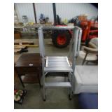 NEW ALUMINUM STEP LADDER