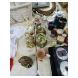 ASSORTED SNOW GLOBES