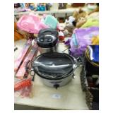 NICE CROCK POT & BREAD MAKER