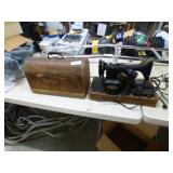 VINTAGE SINGER SEWING MACHINE WITH WOOD CASE & KEY