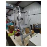 NICE ALUMINUM FLODING STEP STOOL