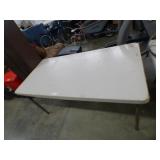 NICE 6' FOLDING PLASTIC TABLE