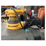 DeWALT random orbjf palm sander D26451 (garage)