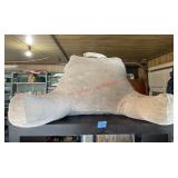 reading pillow (garage)