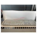Apple Key Board in box NOT NEW   Untested   (back