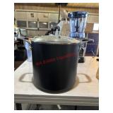 Large Clean Stock Pot with lid    (Garage)