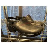 sz 8M BOC Clogs                (Hallway)