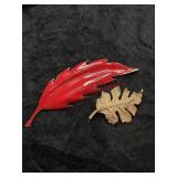 Red statement Les Bernard in/Rhinestone brooch