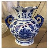 Vintage Twin Handled Chinese Vase      (ROW D