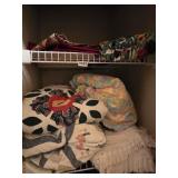 Quilts Blankets and Linens lot      (House)