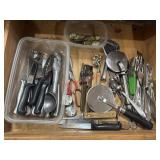 Cutlery and more drawer lot             (kitchen)