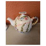 Tabletop Unlimited Teapot (dining room)