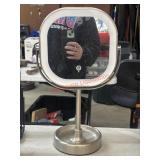 Magnifying beauty mirror