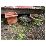Lot of 3 Plastic Flower pots      (FrontOUTSIDE)