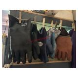 Lot of gardening gloves              (House 2