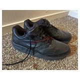 Mens Sz 9 Brooks Shoes              (Closet next