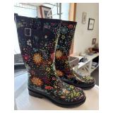 Womans Sz 7 like new Muck boots