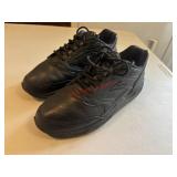 Mens Brooks 8.5 Tennis shoe     (House 1 Bedroom)