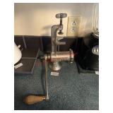 Universal food and meat chopper *contents not