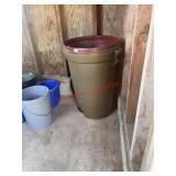 Outdoor trash can (small shed)