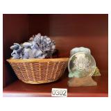 Decor pieces & more (Main kitchen)