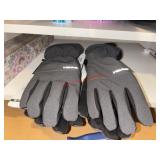 Sz Large Warm Gloves NEW          (Master Bedroom