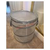 Hamper              (Spare Bathroom)