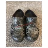 SZ 13 Mens Camo Slip On                 (Living