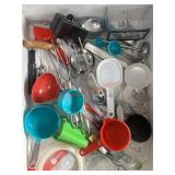Measuring Cups and Spoons lot          (Kitchen)