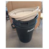2 RUBBERMAID TRASHCANS W/LIDS
