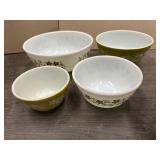 SET OF 4 VINTAGE PYREX BOWLS