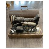 VINTAGE SINGER SEWING MACHINE W/WOODEN CASE