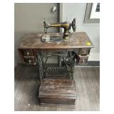 VINTAGE SINGER TREDLE SEWING MACHINE