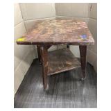 SWIVELING END TABLE