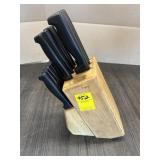 KITCHEN KNIVES W/BLOCK