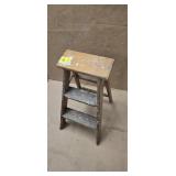 WOODEN STEP LADDER