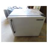 Compact SANYO Apt Fridge 21" runs