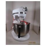 White CommercialGrade KITCHENAID Mixer